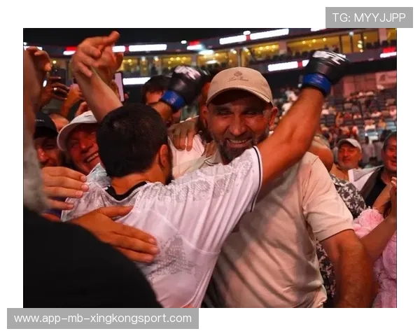 UFC 选手赛后举对手上肩庆祝！画面爆笑