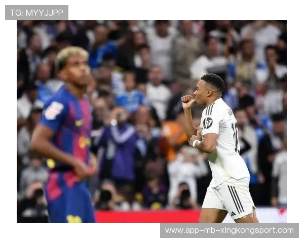 姆巴佩正面对抗后强势打门稍稍偏出