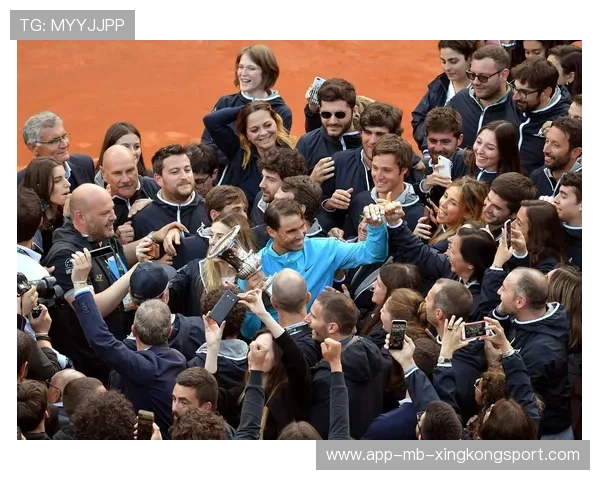冠军球队训练公开日粉丝近距离见证备战日常，冠军合集