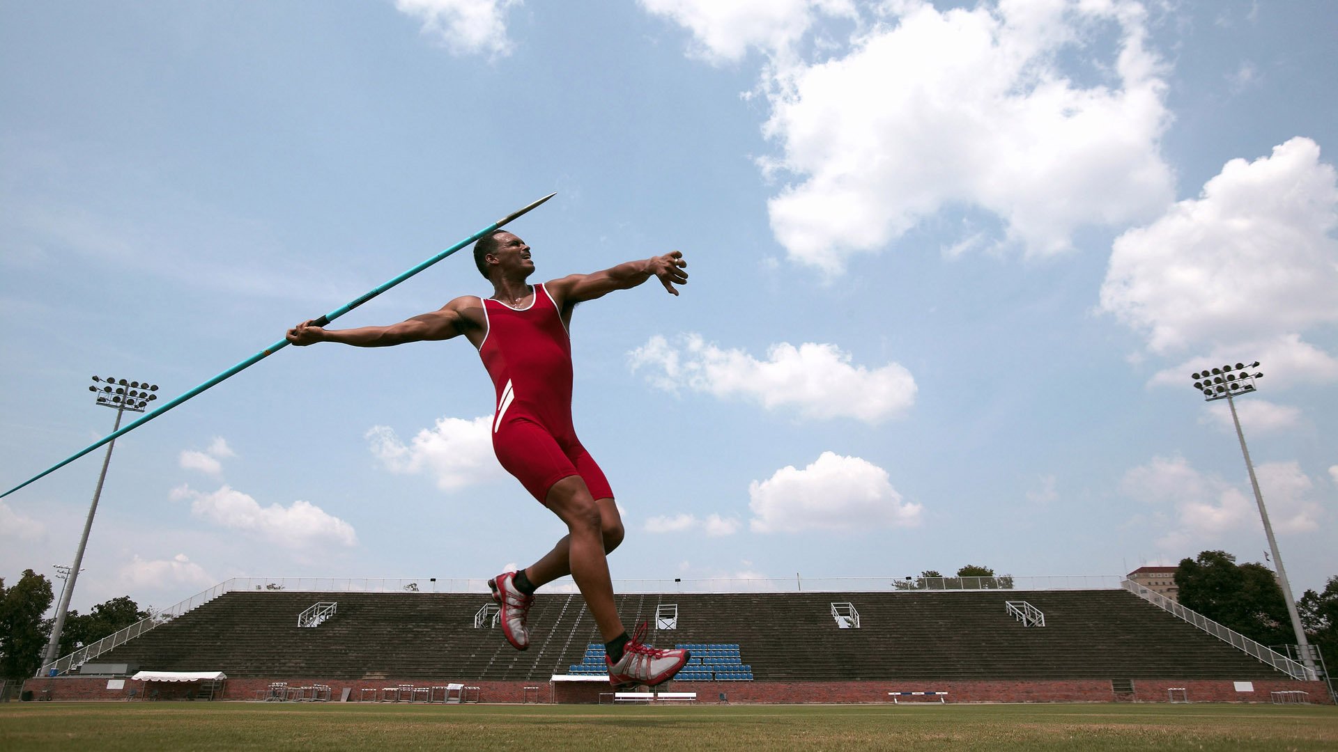 女子跳远选手起跳点踩得太准，教练激动把帽子扔上天找不回来了
